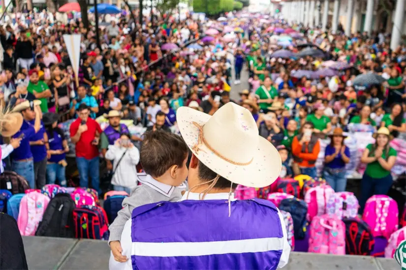 Carlos Manzo con sus seguidores en Uruapan Foto: Facebook Carlos Manzo