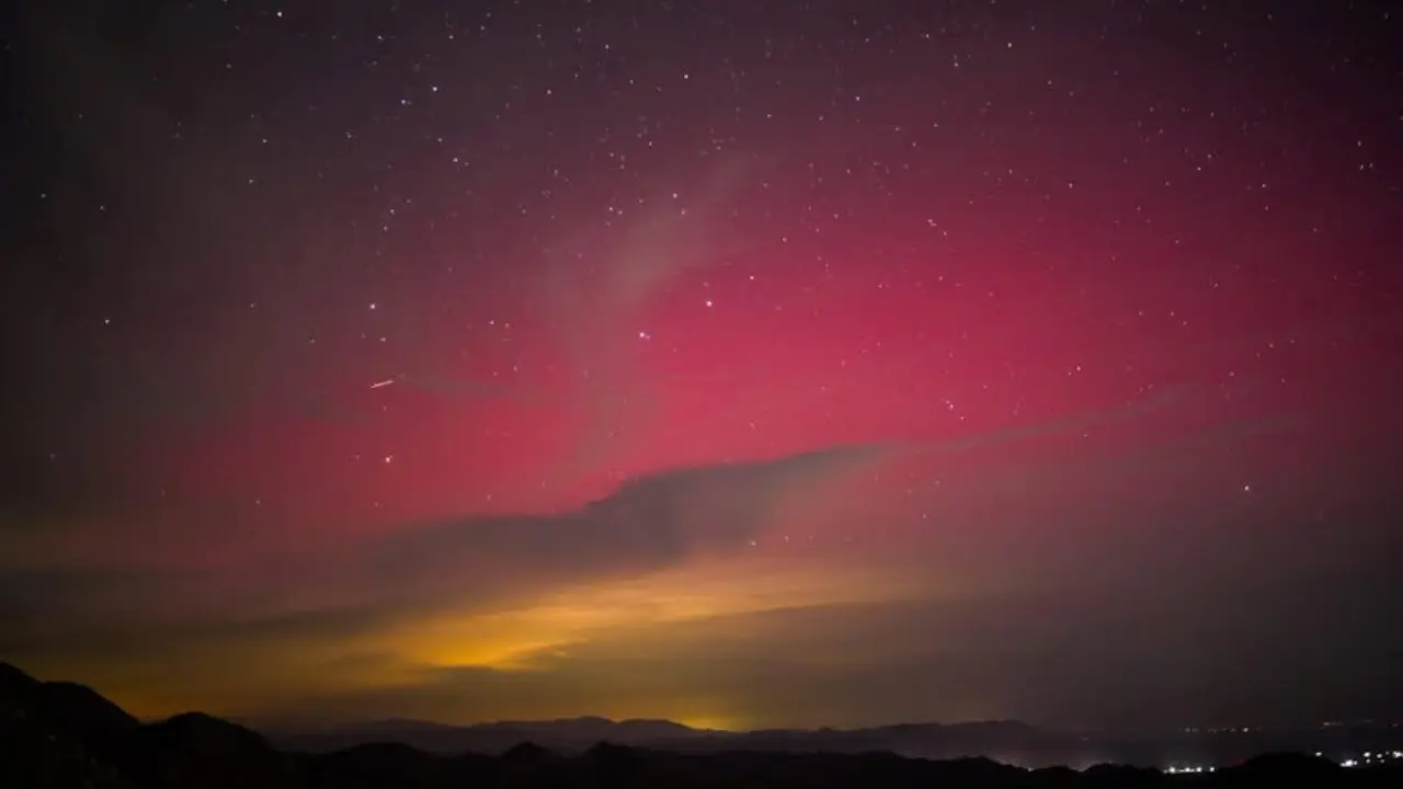 Galería | Sorprende aurora boreal en Baja California: el fenómeno iluminó el cielo del norte de México