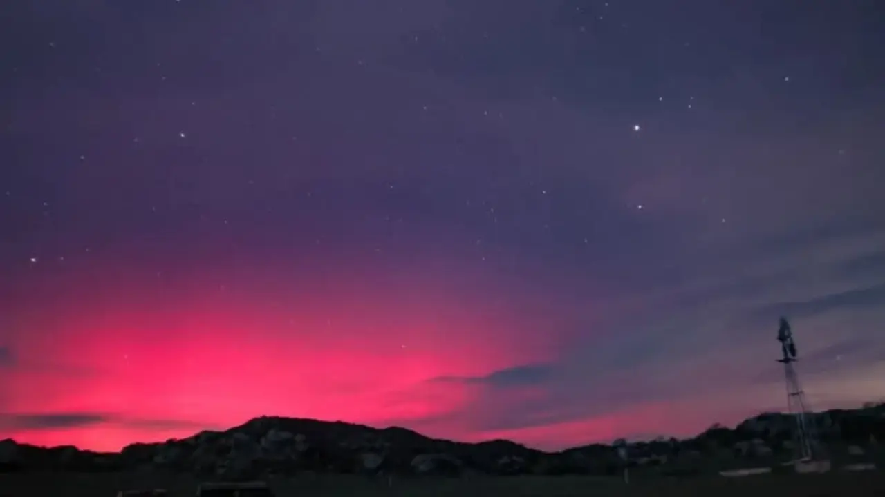 Galería | Sorprende aurora boreal en Baja California: el fenómeno iluminó el cielo del norte de México