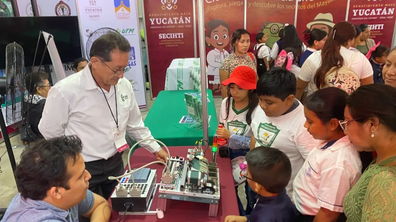 Estudiantes de diversas escuelas del estado disfrutan de los talleres que se presentan en el pabellón interactivo que el martes abrió sus puertas en el marco de la Feria Yucatán Xmatkuil 2025.- Fuente Feria Yucatán