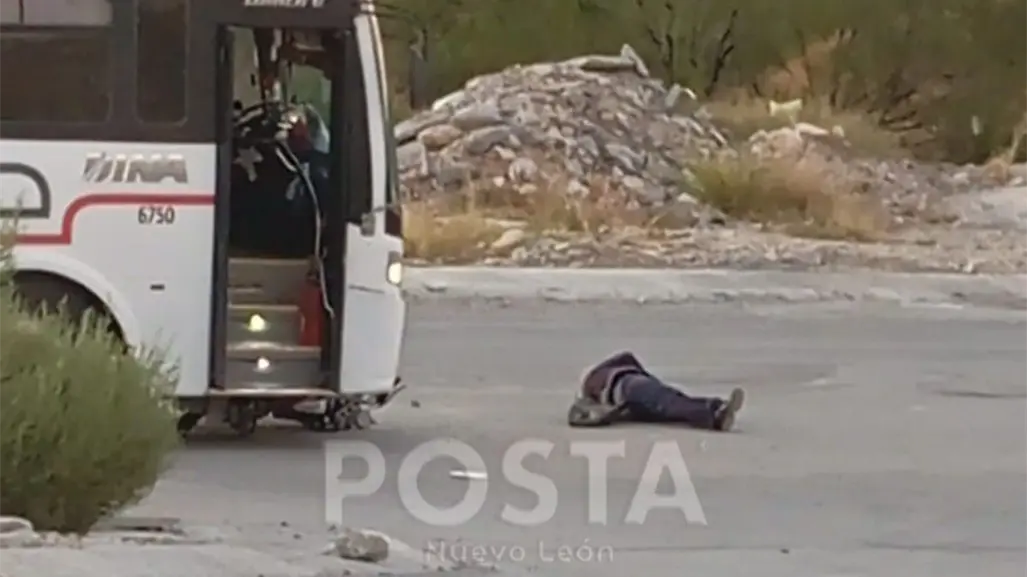 Muere motociclista tras fuerte choque contra camión de personal en Zuazua