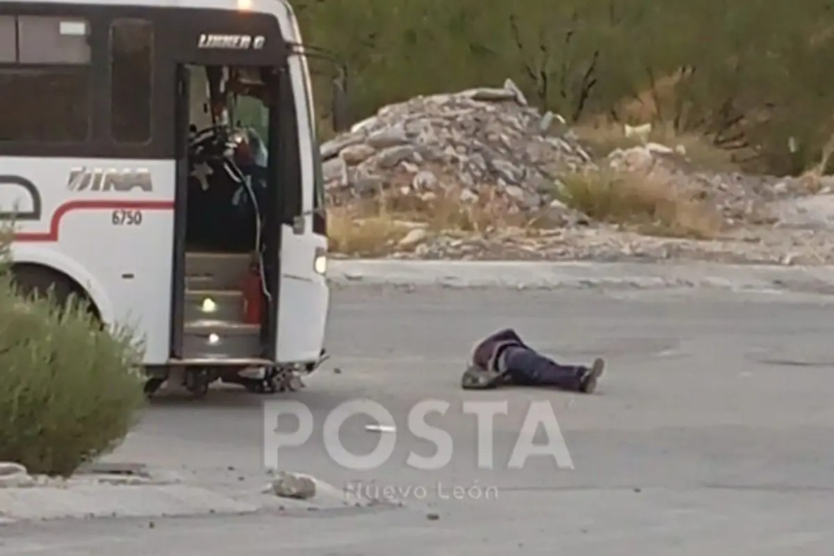 Un motociclista falleció al impactarse contra un camión de personal. Foto: POSTAMX
