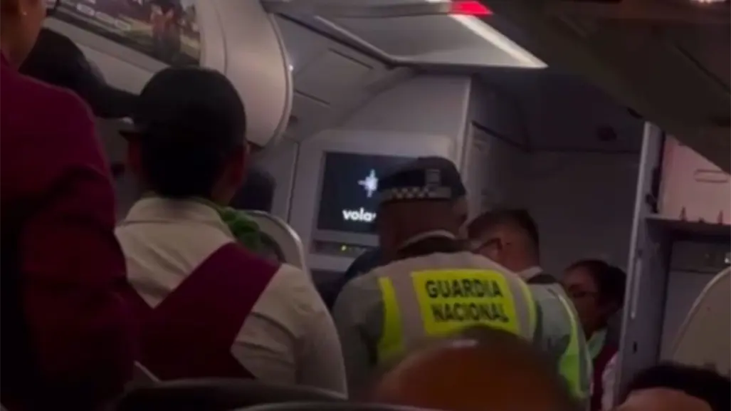 VIDEO | Hombre agresivo por pleito familiar es detenido en vuelo en el Aeropuerto de Monterrey