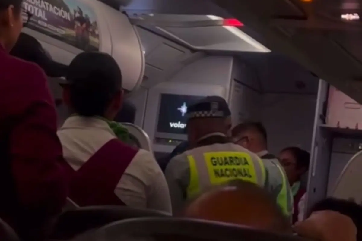 Un hombre de 36 años fue detenido por comportamiento agresivo. Foto: Pasajero del avión