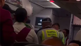 VIDEO | Hombre agresivo por pleito familiar es detenido en vuelo en el Aeropuerto de Monterrey