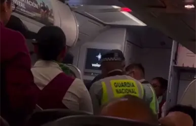 VIDEO | Hombre agresivo por pleito familiar es detenido en vuelo en el Aeropuerto de Monterrey