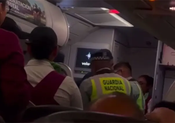 VIDEO | Hombre agresivo por pleito familiar es detenido en vuelo en el Aeropuerto de Monterrey