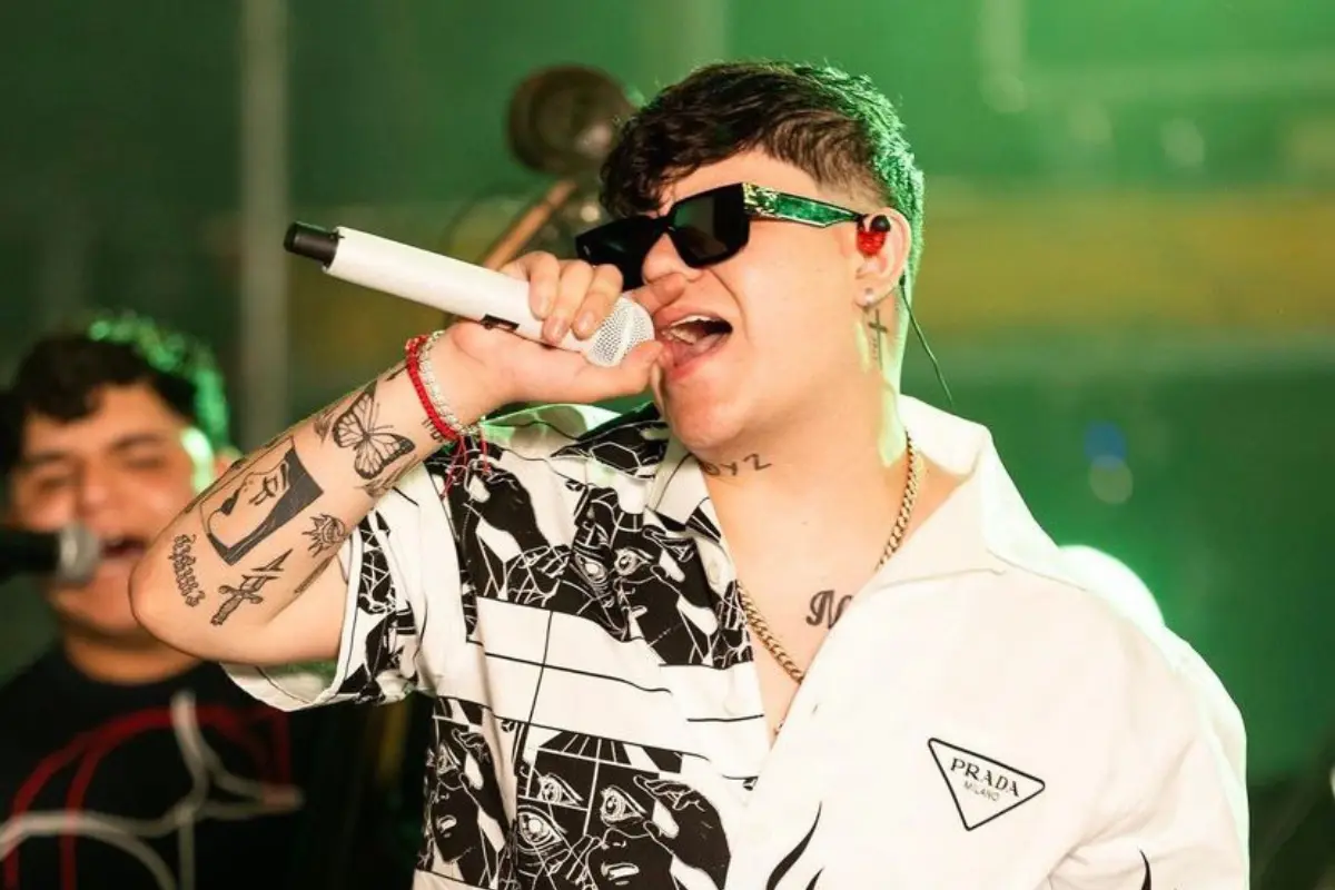 Junior H sosteniendo un micrófono en concierto de Las Vegas