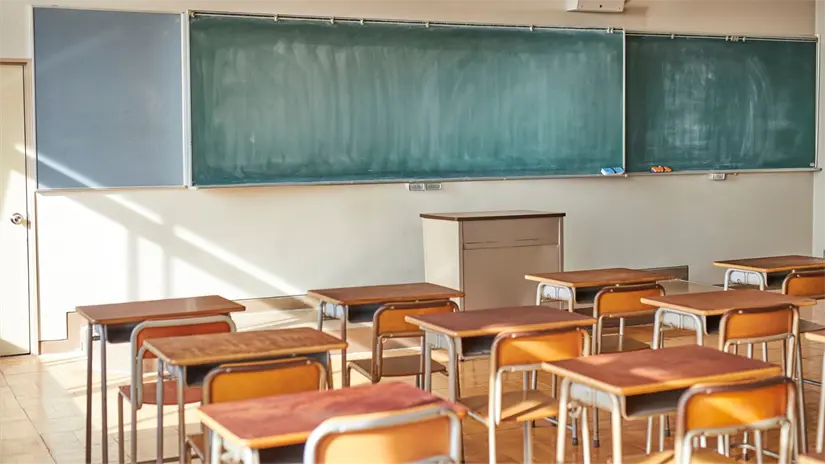 Salón vacío sin estudiantes y un pizarrón Foto: Canva