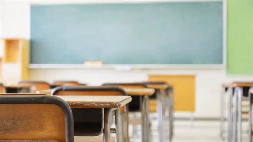 Imagen alusiva a un salón vacío y pasillos en calma durante asueto Foto: Canva