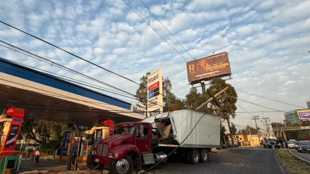 FOTOS | Camión con madera choca en Naucalpan; poste evita tragedia cerca de gasolinera