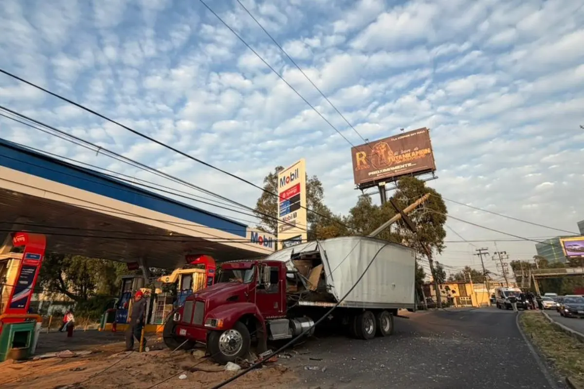 Camión de madera choca contra poste en Lomas Verdes. Foto: Ramón Ramírez