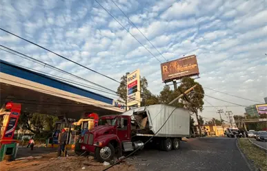 FOTOS | Camión con madera choca en Naucalpan; poste evita tragedia cerca de gasolinera