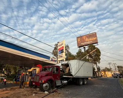 FOTOS | Camión con madera choca en Naucalpan; poste evita tragedia cerca de gasolinera