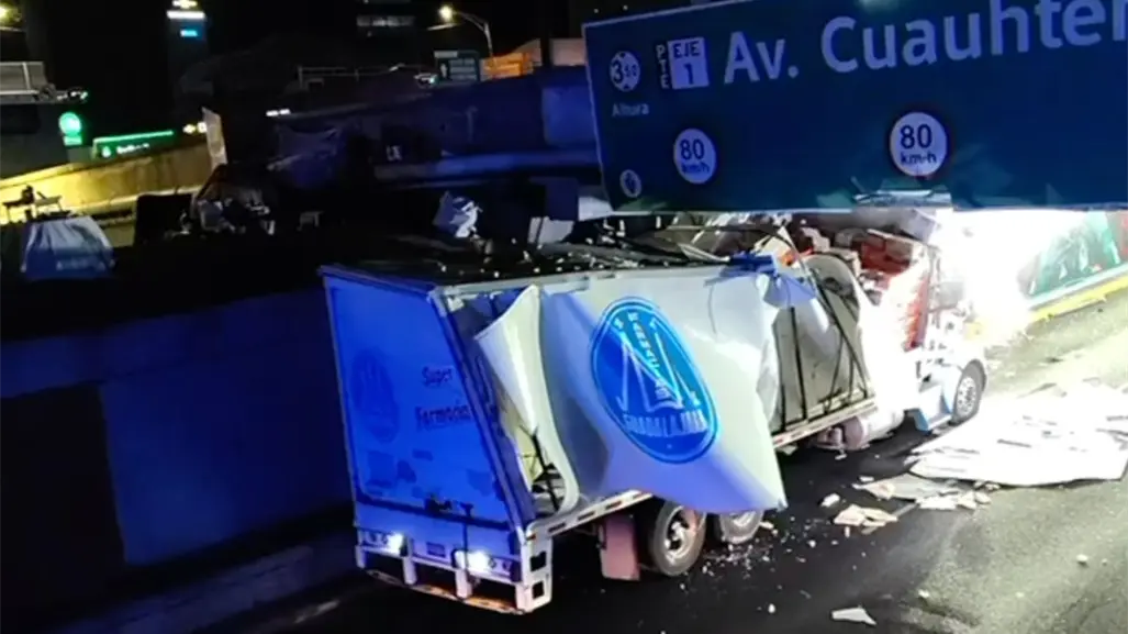 Cierre total en Viaducto por tráiler atascado en Cuauhtémoc; así fue el percance