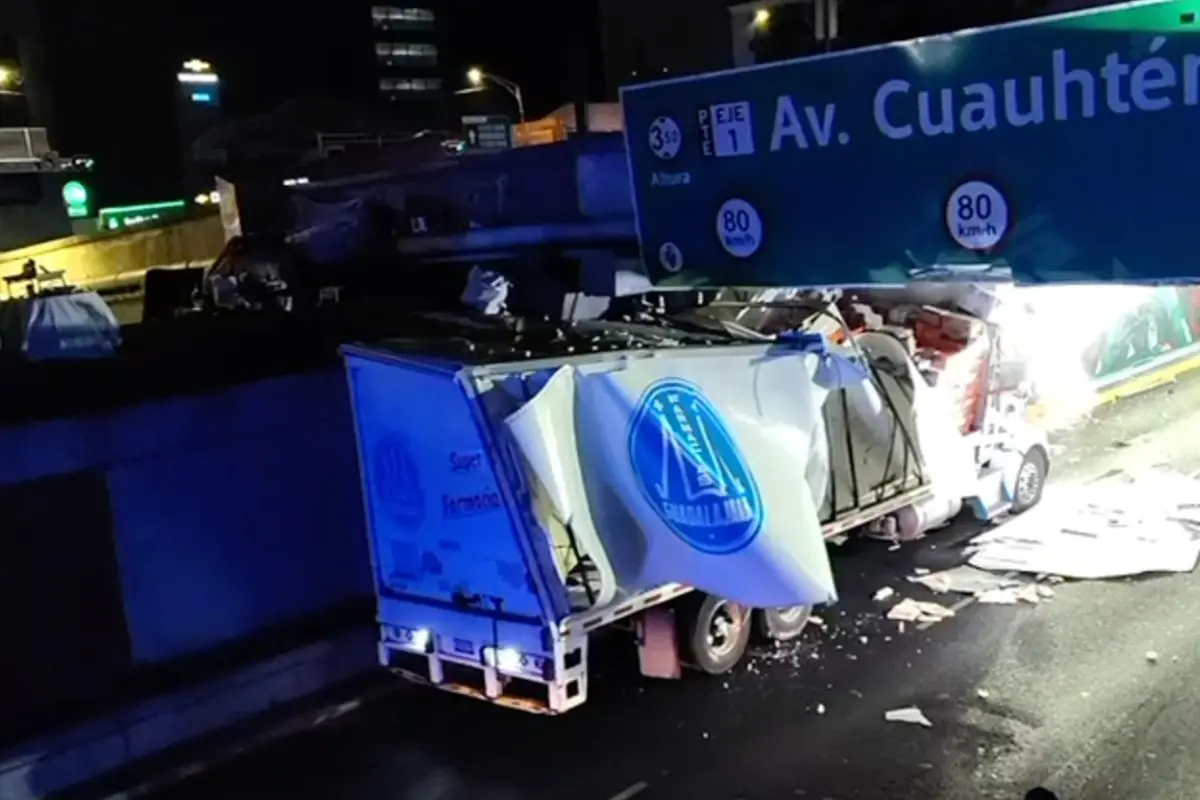 Trailer se quedó atorado en bajo puente de Viaducto. Foto: Ramón Ramírez