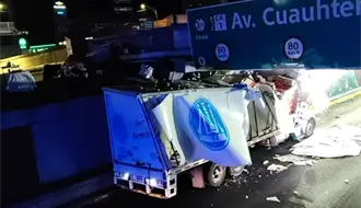 Cierre total en Viaducto por tráiler atascado en Cuauhtémoc; así fue el percance