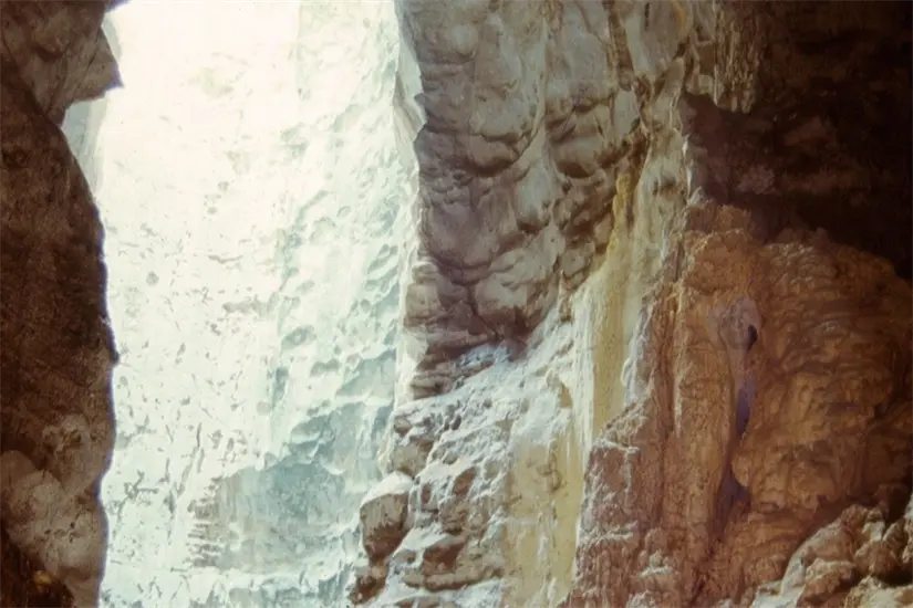 Jean Louis Lacaille Múzquiz, explorador, fotógrafo y espeleólogo tamaulipeco, platica que dicha cavidad tiene una profundidad total de 119 metros y una longitud aproximada de 500 metros. Fotos de : Jean Louis Lacaille Múzquiz