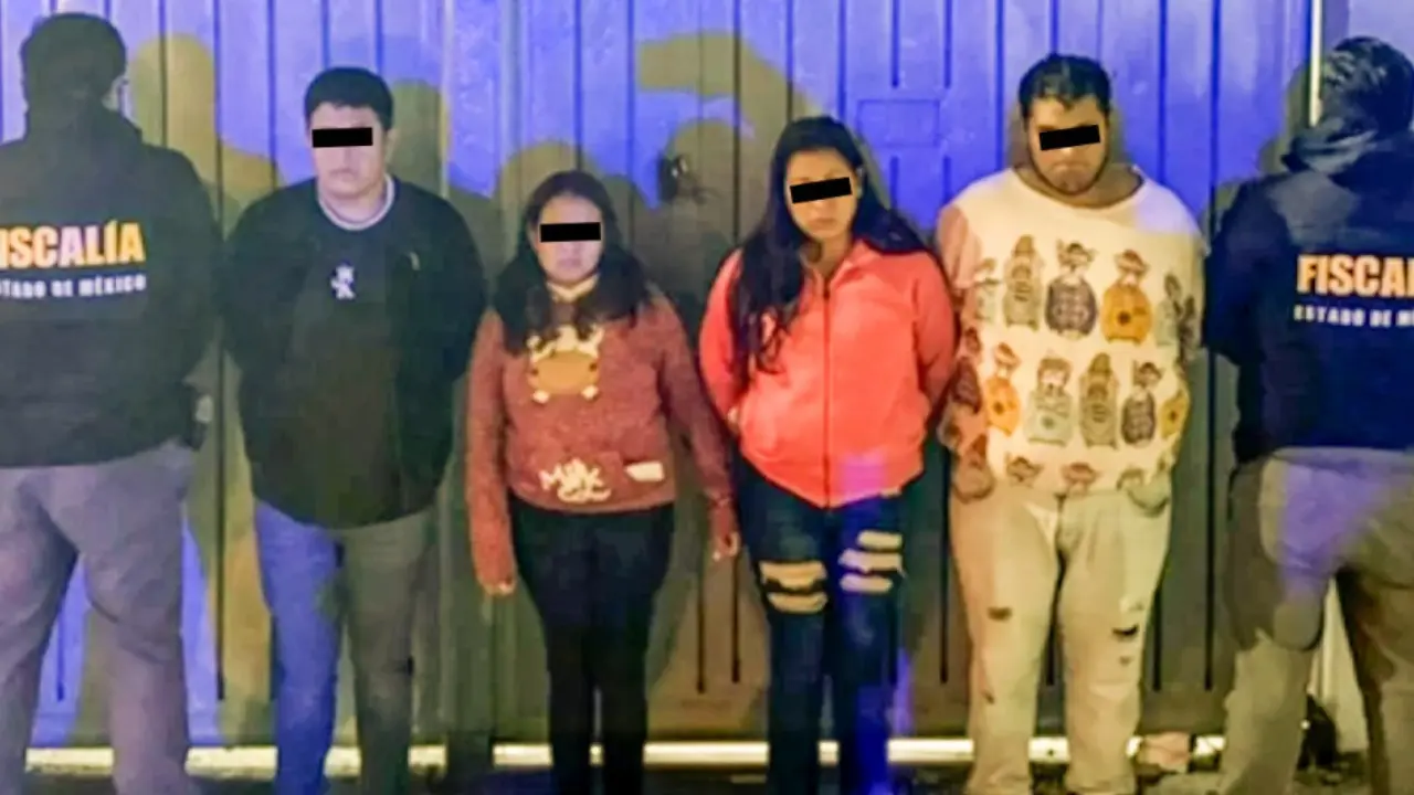 Los presuntos extorsionadores fueron detenidos en Acolman tras ser señalados por amenazar a una comerciante y exigirle dinero a nombre del Cártel de Jalisco. Foto: X/ @FiscaliaEdomex (Canva)