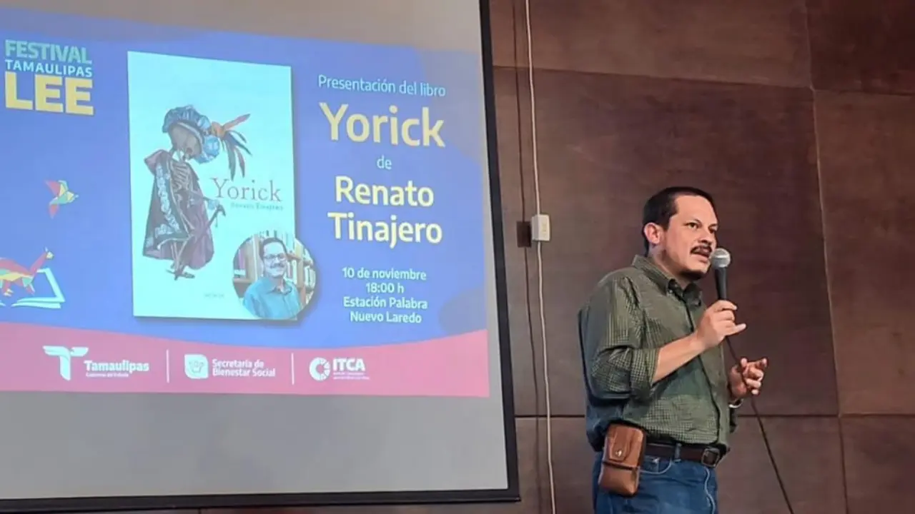 En la inauguración estuvo presente Renato Tinajero, presentando su libro Yorick | Foto: ITCA