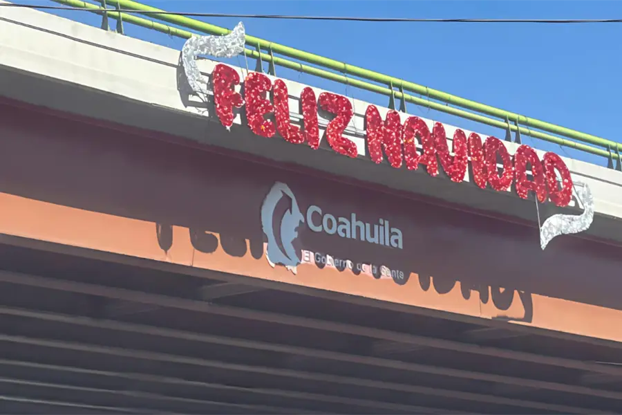 Saltillo comienza con la instalación de adornos navideños, alistan encendido de luces