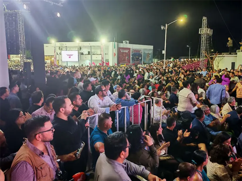 Explanada del palacio municipal, como militantes presentes para el primer informe municipal. Foto: Héctor Romero / POSTA Baja California Sur.