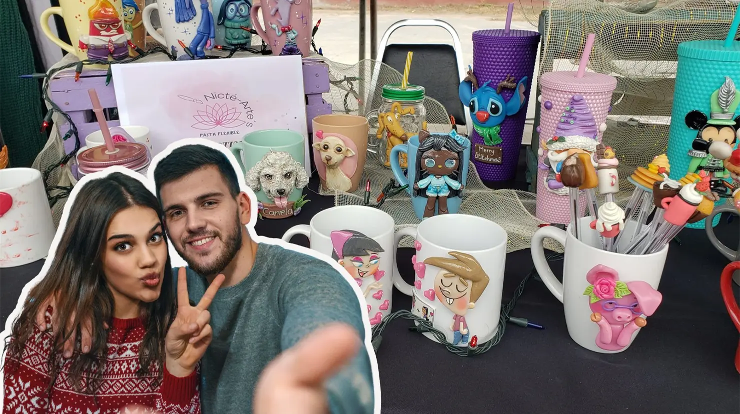 Pareja celebrando la Navidad e imagen de un puesto en Navidalia Saltillo. (Fotografía: FB Deditos Creativos | Canva)