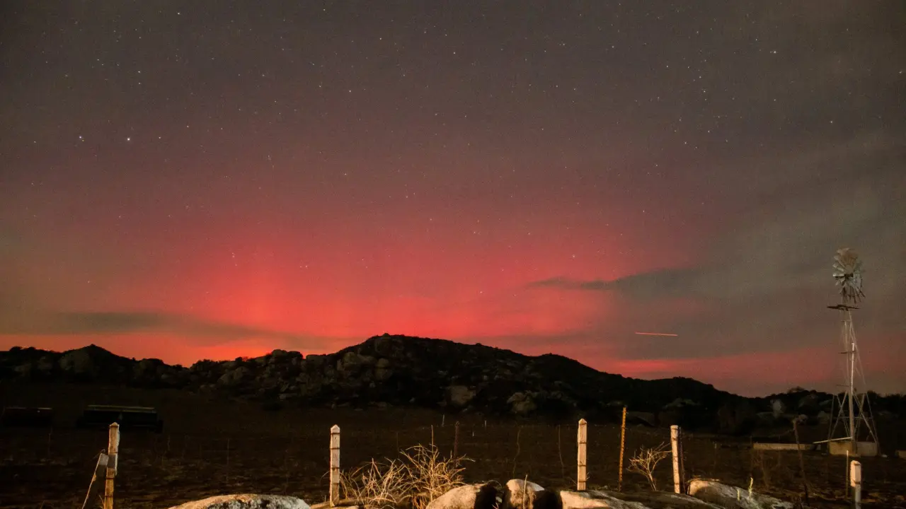 Galería | Sorprende aurora boreal en Baja California: el fenómeno iluminó el cielo del norte de México