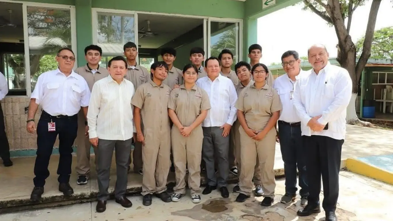 Gobernador de Yucatán, junto al director del Conalep Valladolid. Foto: Cortesía