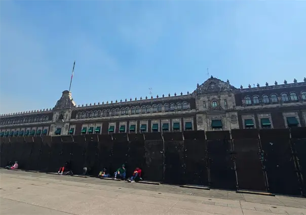 FOTOS | CDMX prepara el Zócalo para protestas: Palacio Nacional cercado con vallas de más de 4 metros