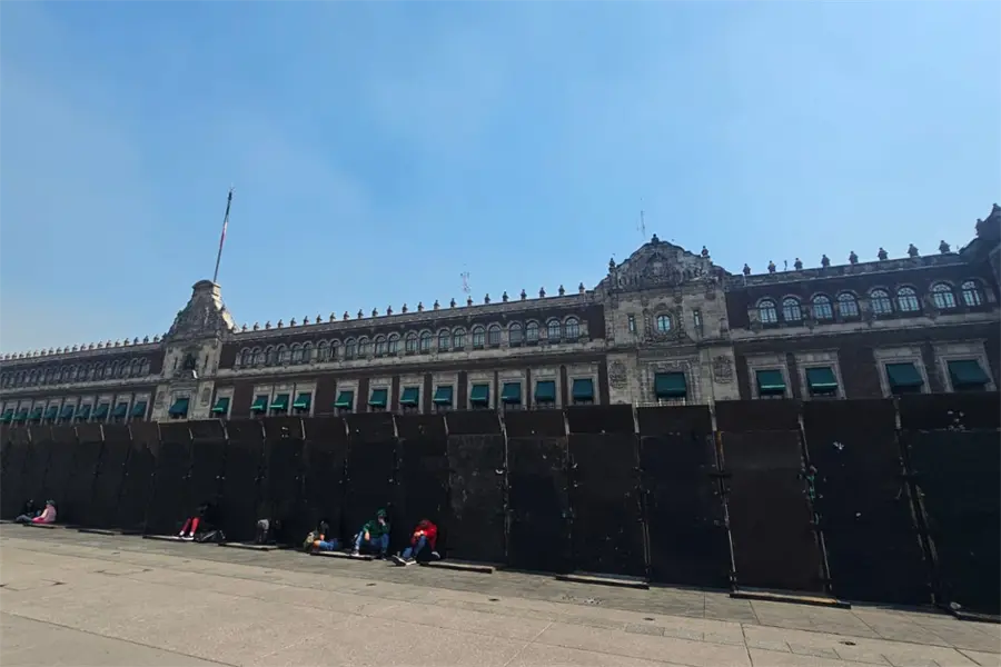 FOTOS | CDMX prepara el Zócalo para protestas: Palacio Nacional cercado con vallas de más de 4 metros