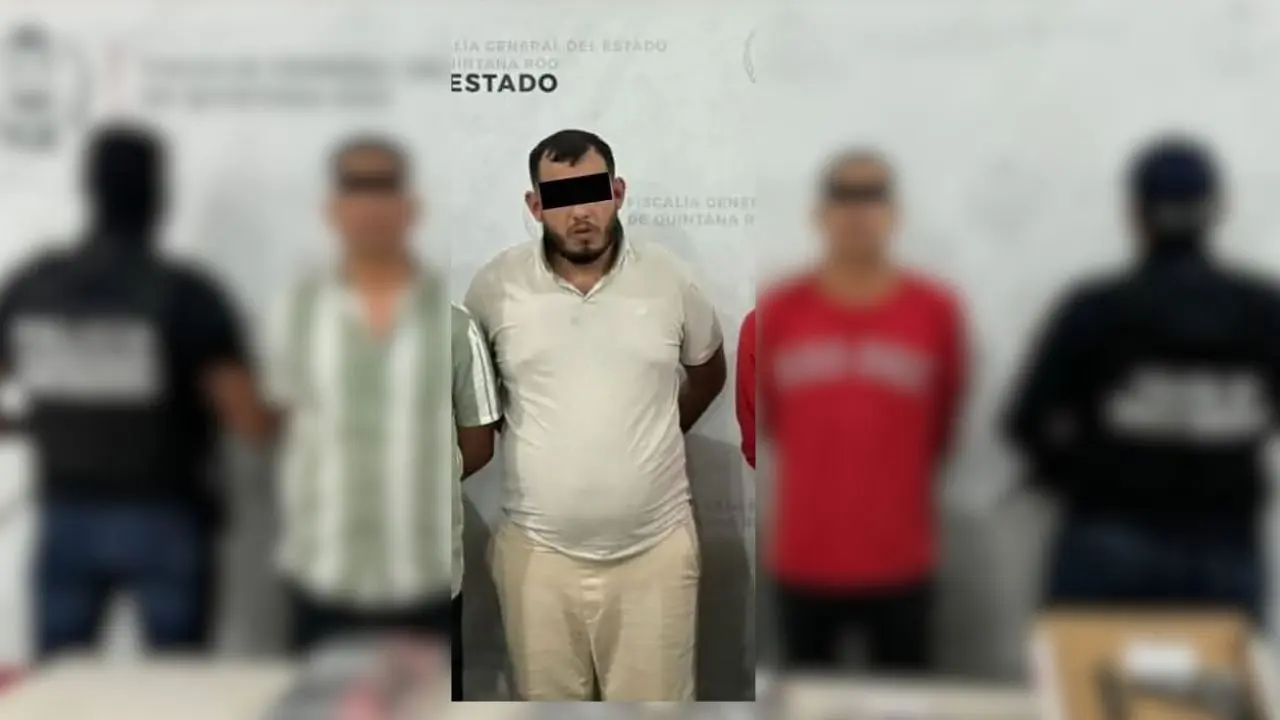 Pedro Francisco “N”, mejor conocido como “Pancho Tamaulipas”, al ser presentado por la FGE de Quintana Roo tras ser detenido en diciembre de 2024 por manejar un auto sin placas y hallarle armas, así como sustancias ilícitas.- Fuente FGE Quintana Roo