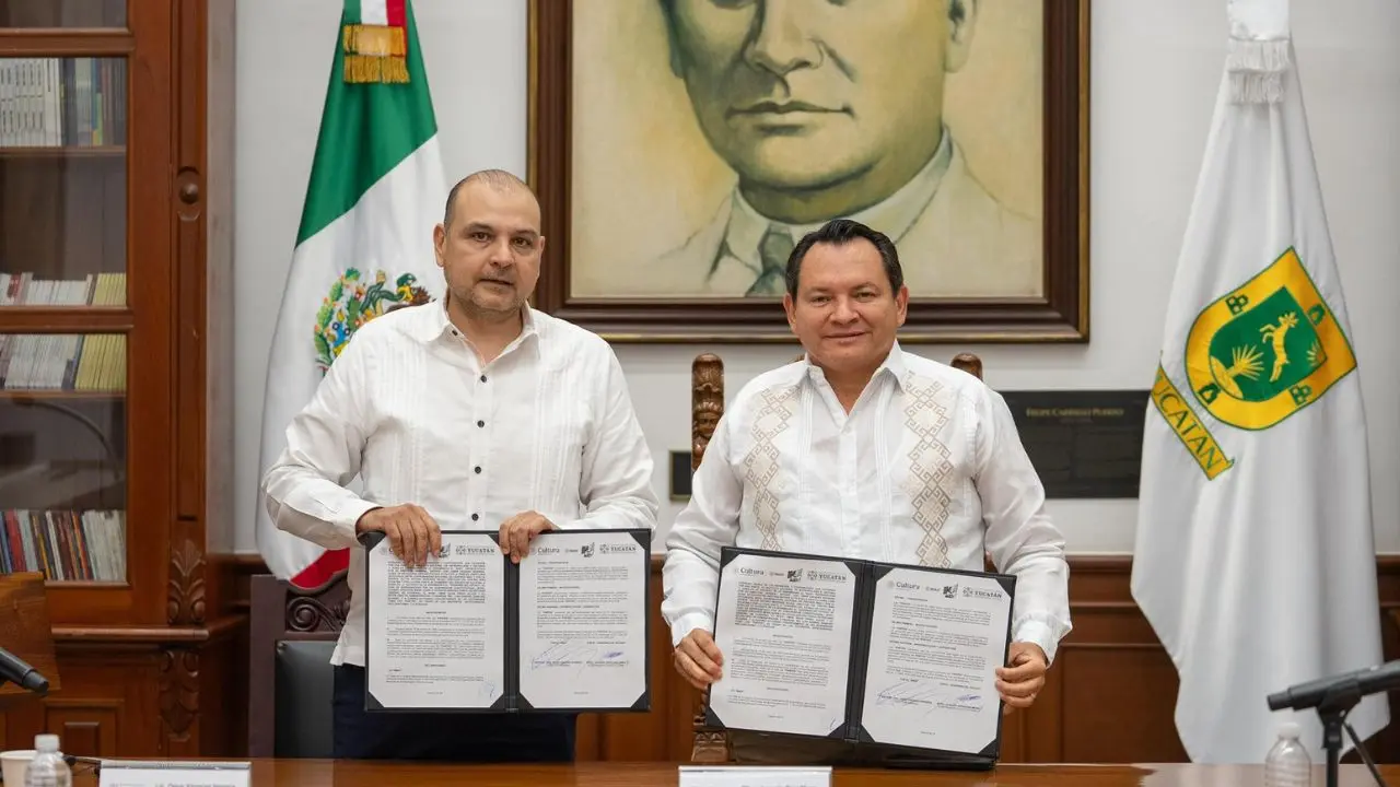 El director general del INAH, Joel Omar Vázquez Herrera, y el gobernador de Yucatán, Joaquín Díaz Mena, muestran los documentos firmados que renuevan la alianza para poder colaborar en favor del patrimonio cultural del estado.- Fuente Gobierno del Estado