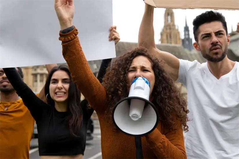 Protestantes se suman a la sombreriza por fallecimiento de Carlos Manzo Foto :Freepik