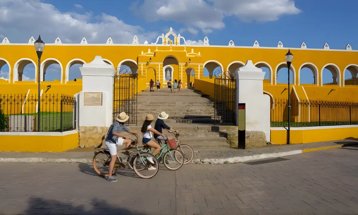 Turistas en el ex convento de San Antonio de Padua en el Pueblo Mágico de Izamal Foto: Gobierno de Yucatán