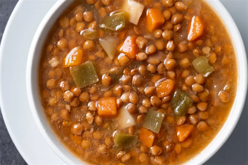 La sopa de lentejas tiene diferentes formas de prepararse, pero todas saben deliciosas | Foto: Freepik