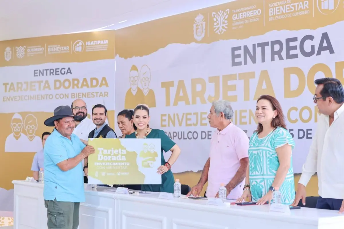 Evelyn Salgado entregando la Tarjeta Dorada Foto: X(Twitter) @EvelynSalgadoP