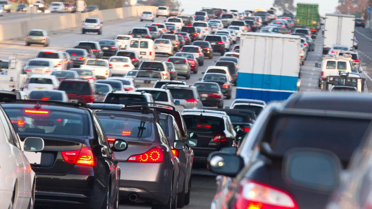 Conductores enfrentan largas filas y tráfico intenso en el Periférico Norte debido a los trabajos de restauración vial en Naucalpan. Foto: