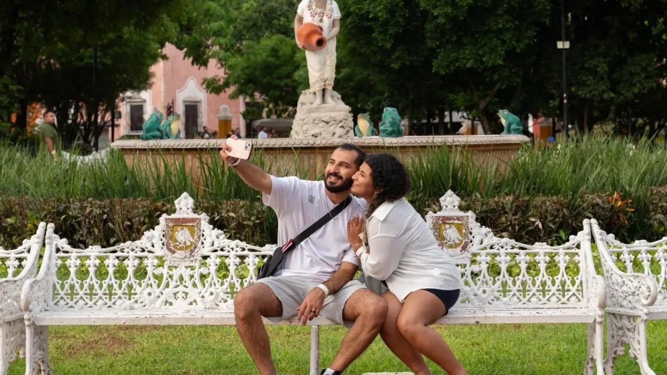 Visitantes en el parque central de Valladolid. Foto: Irving Gil