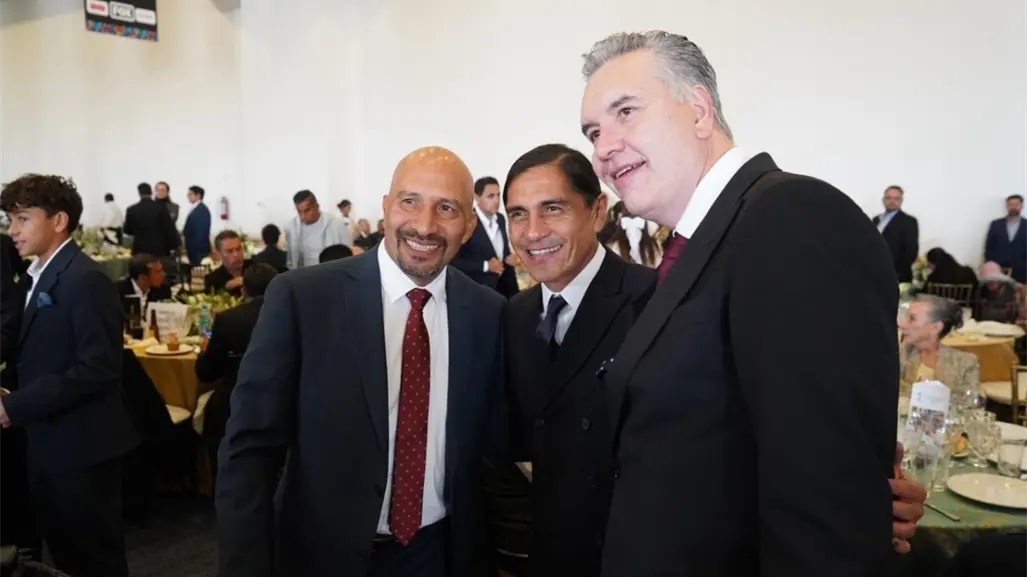 Waldo Fernández asiste a la Ceremonia de Investidura del Salón de la Fama del Fútbol