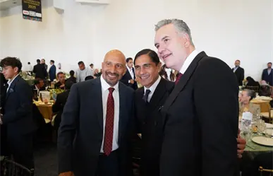 Waldo Fernández asiste a la Ceremonia de Investidura del Salón de la Fama del Fútbol