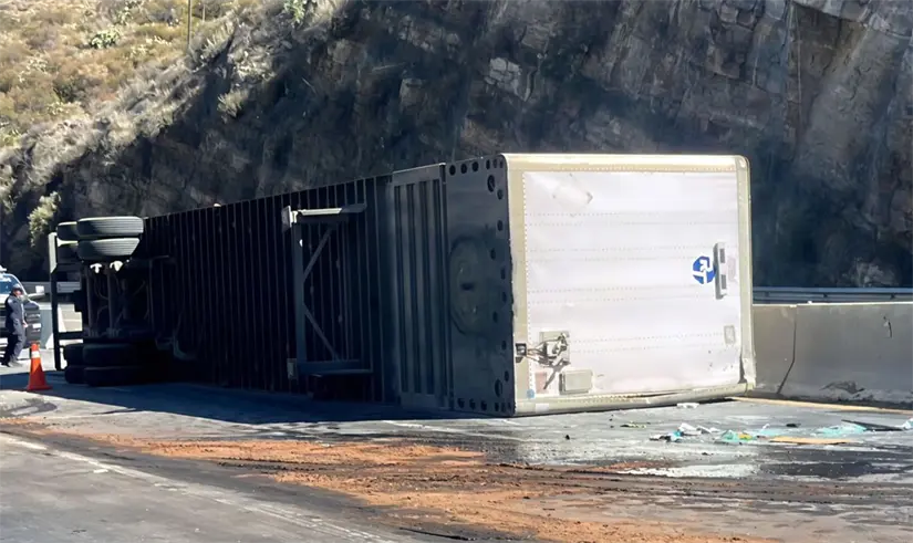 imagen recuadro Tras la volcadura el paso de la carretera 57 tuvo que ser detenido por autoridades./ Foto: Cortesía