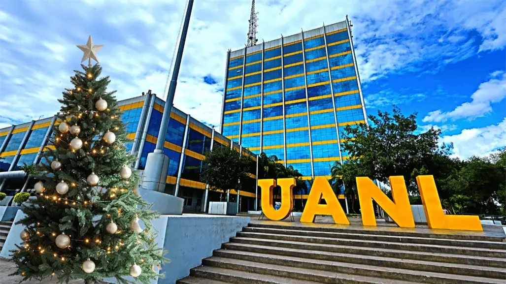 Invita UANL al tradicional encendido del pino navideño