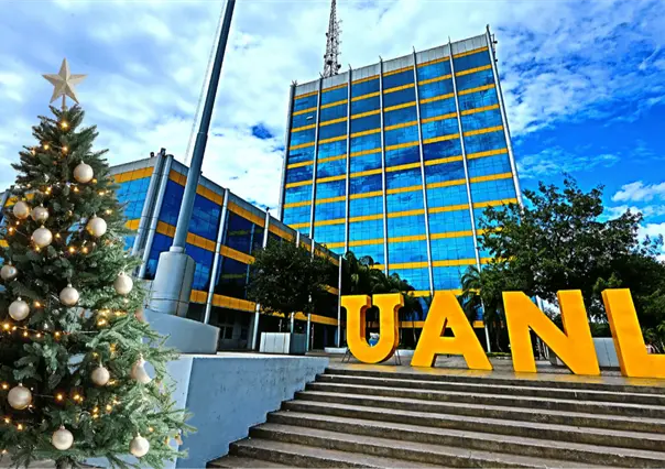 Invita UANL al tradicional encendido del pino navideño