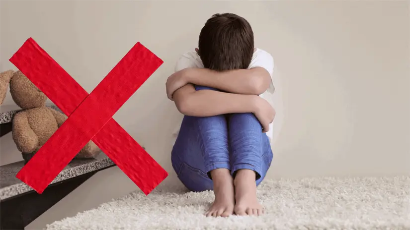 Menor de brazos cruzados. Foto: Canva.