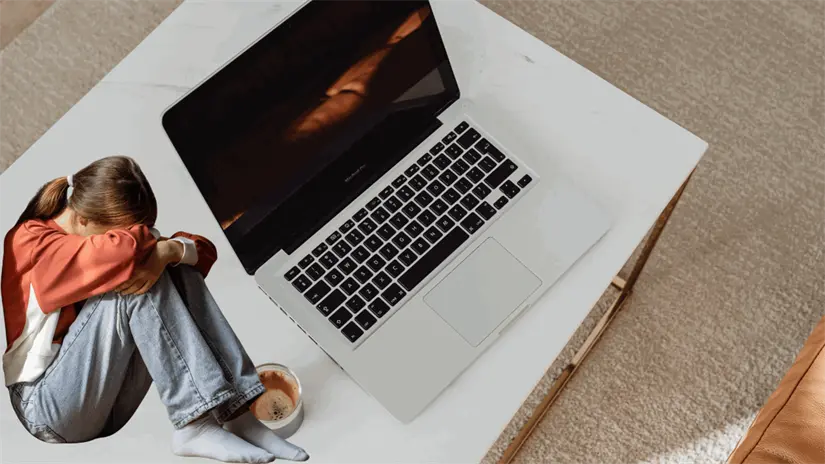 Una niña con un fondo de una computadora. Foto: Canva.