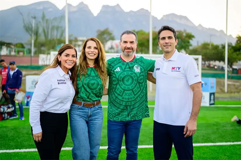 imagen recuadro Autoridades del municipio posan junto al alcalde tras la entrega de la cancha Foto: Gobierno de Monterrey