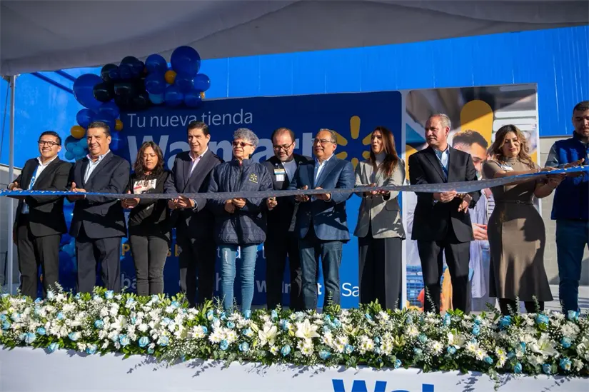 imagen recuadro El alcalde Andrés Mijes corta el listón inaugural del nuevo centro comercial Foto: Gobierno de Escobedo