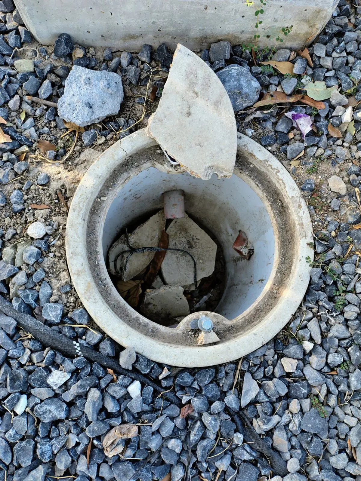 Postes y cableado fueron dañados en la rotonda de Valle del Norte. Foto: Raúl Cantú