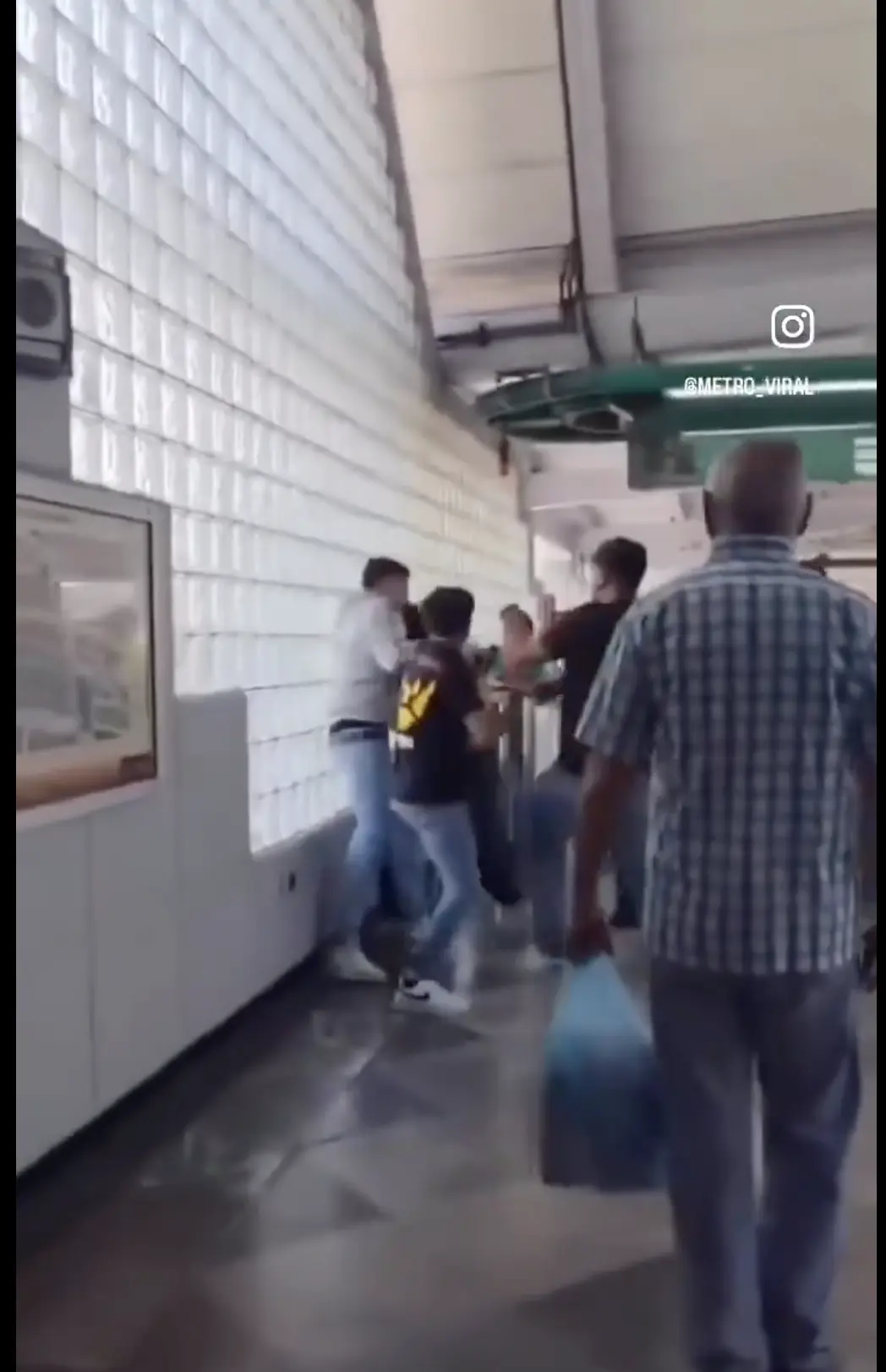 imagen recuadro Se registró pelea en el Metro de la CDMX. Foto: X @MetroViralMx